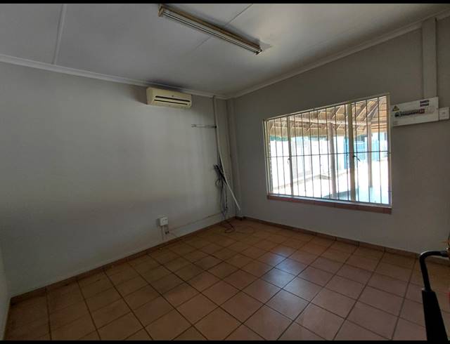 1,849M² WAREHOUSE TO LET IN POMONA